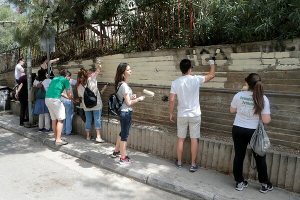 Athens UnTag - Οι εθελοντές που σήμερα καθάρισαν το κέντρο της Αθήνας από τα tags