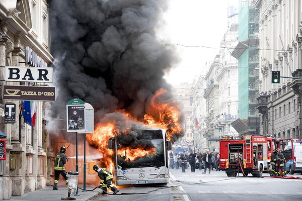 Λεωφορείο πήρε φωτιά λόγω έκρηξης ελαστικού στο κέντρο της Ρώμης- Τραυματίστηκε μια γυναίκα