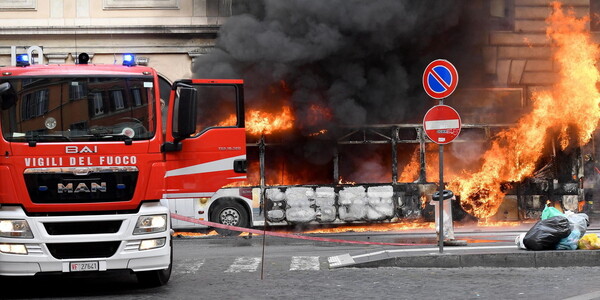 Λεωφορείο πήρε φωτιά λόγω έκρηξης ελαστικού στο κέντρο της Ρώμης- Τραυματίστηκε μια γυναίκα