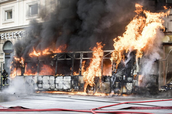 Λεωφορείο πήρε φωτιά λόγω έκρηξης ελαστικού στο κέντρο της Ρώμης- Τραυματίστηκε μια γυναίκα