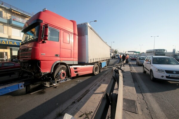 Είχε συλληφθεί ξανά μεθυσμένος ο οδηγός της νταλίκας που σκότωσε δύο ανθρώπους - Ποινική δίωξη για το τροχαίο στον Κηφισό