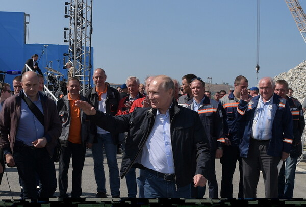 Ο Πούτιν εγκαινίασε τη μεγαλύτερη γέφυρα της Ευρώπης οδηγώντας ένα φορτηγό