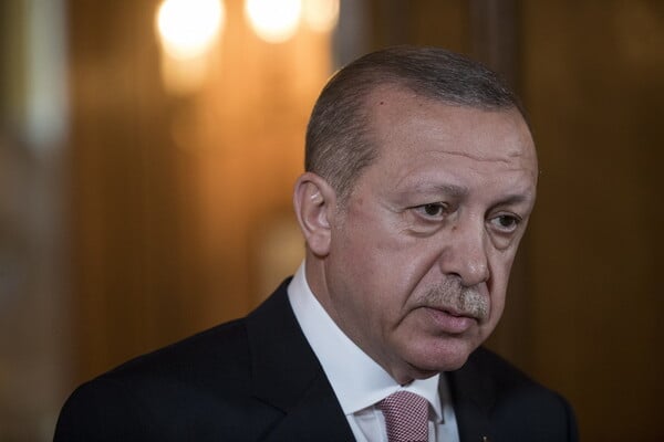 Συνεχίζεται η πτώση της τουρκικής λίρας μετά τις προειδοποιήσεις για το αξιόχρεο της Τουρκίας