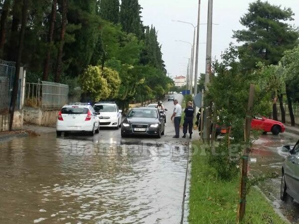 Πλημμύρισαν σπίτια και εγκλωβίστηκαν αυτοκίνητα από την ισχυρή βροχόπτωση στη Λαμία