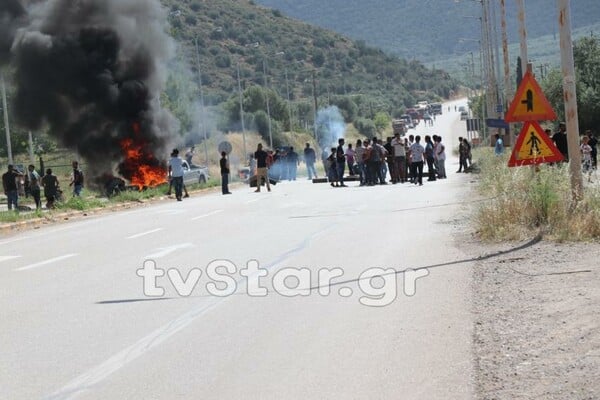 Αμφισσα: Οδοφράγματα και φωτιές στην εθνική μετά την κηδεία της 13χρονης