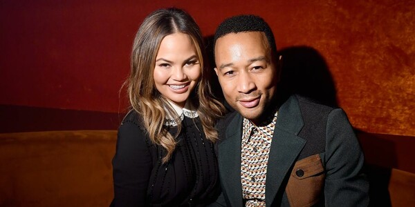 Η Chrissy Teigen γέννησε και το ανακοίνωσε με ένα ενθουσιώδες μήνυμα στο Twitter