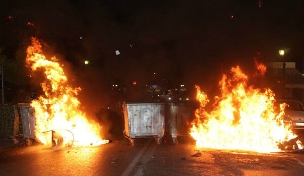 Επεισόδια και φωτιές στον Πειραιά για την ήττα του Ολυμπιακού