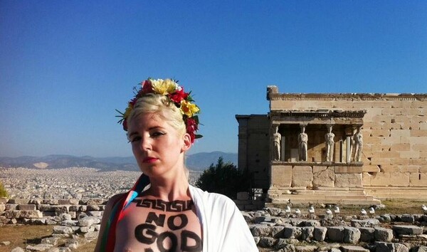 Γυμνή Femen στην Ακρόπολη