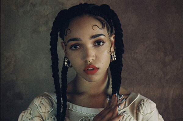 Η FKA twigs αποκάλυψε πως έκανε χειρουργείο για να αφαιρέσει έξι ινομυώματα από τη μήτρα της