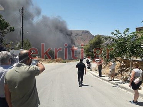 Υπό έλεγχο η πυρκαγιά που απειλούσε σπίτια στην Κρήτη - Κάηκαν οχήματα