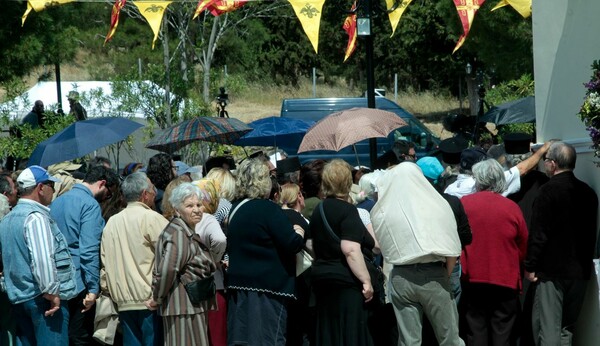 Λαοθάλασσα, ουρές και αναμονή δύο ωρών για την Αγία Βαρβάρα