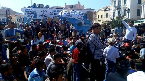 Ένταση στη Μυτιλήνη: Οι πρόσφυγες καθάρισαν με τα ρούχα τους την πλατεία Σαπφούς