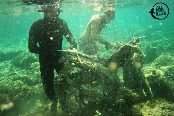 Πλαστικά, καλοριφέρ, νεροχύτες μέχρι και ένα μηχανάκι έβγαλαν από το βυθό της Μυκόνου (ΒΙΝΤΕΟ)