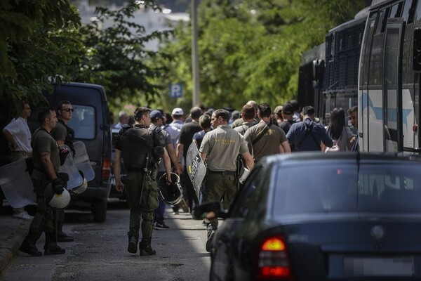 Στο Αυτόφωρο για τέσσερα πλημμελήματα οι 20 συλληφθέντες του Ρουβίκωνα