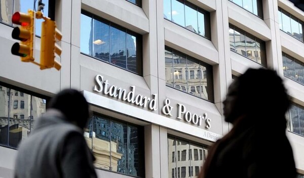 Ο οίκος Standard and Poor's απόψε αναβάθμισε την ελληνική οικονομία