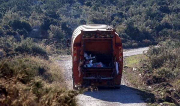 Απορριμματοφόρο έπεσε σε γκρεμό στην Τήνο - Δύο νεκροί και ένας τραυματίας