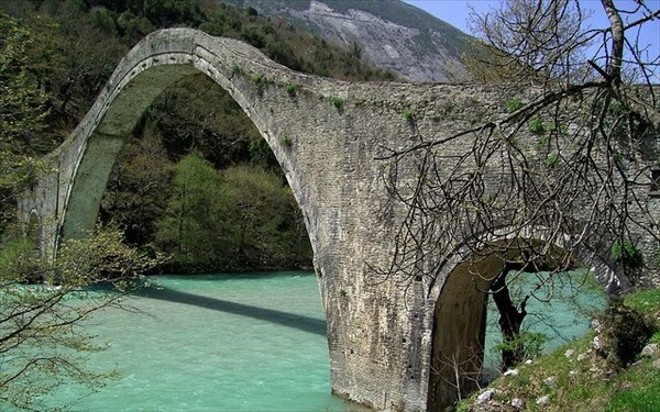 Σε πλήρη ανάπτυξη προχωρούν τα έργα αποκατάστασης του γεφυριού της Πλάκας