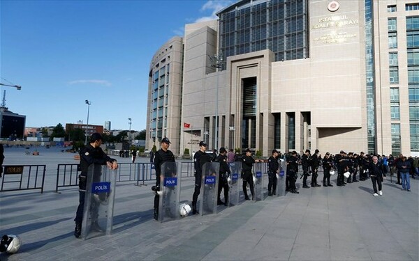 Η τουρκική δικαιοσύνη επέβαλε ισόβια σε 104 κατηγορουμένους για το αποτυχημένο πραξικόπημα