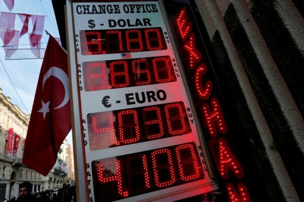 Η τουρκική λίρα καταρρέει σε επίπεδα ρεκόρ