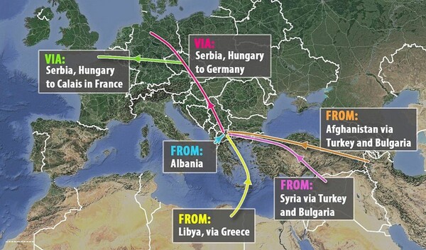 Eικόνες απόγνωσης - Εκατοντάδες μετανάστες δίνουν μάχη για μια θέση σε τρένο