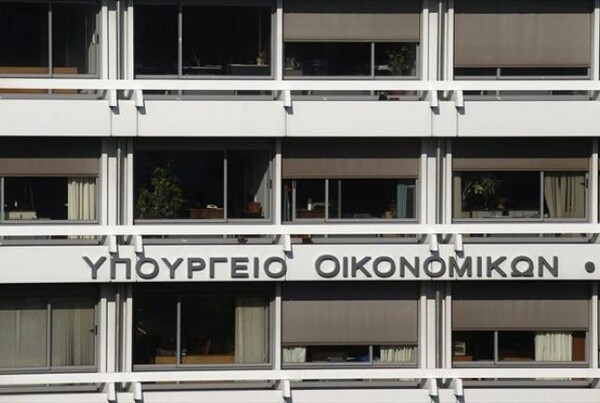 Μειωμένα τα έσοδα του προϋπολογισμού και 1,8 δισ. πλεόνασμα