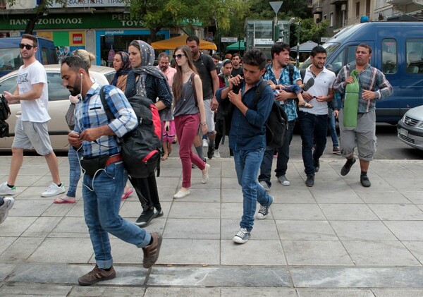 Φεύγουν από την πλατεία Βικτωρίας οι πρόσφυγες λόγω κακοκαιρίας