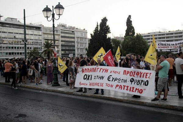 Αθηναίοι στο Σύνταγμα για το πανευρωπαϊκό κάλεσμα του "Πρόσφυγες καλώς ήρθατε"