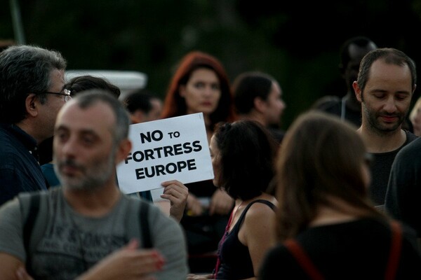 Αθηναίοι στο Σύνταγμα για το πανευρωπαϊκό κάλεσμα του "Πρόσφυγες καλώς ήρθατε"