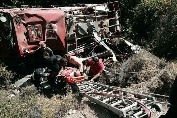 Μάθημα αλληλεγγύης από μετανάστες στη Μυτιλήνη: Έσπευσαν σε χαράδρα να απεγκλωβίσουν πυροσβέστες