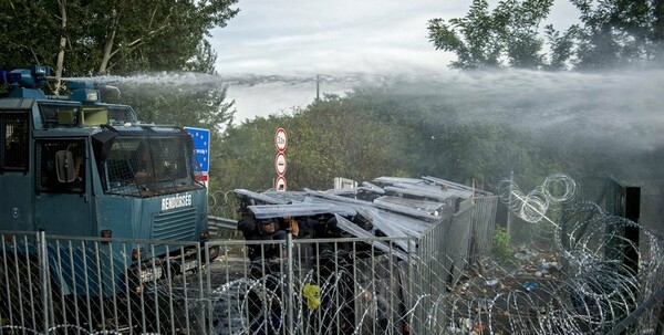 Σκηνές πολέμου στα σύνορα της Ουγγαρίας - Στρατιωτικά οχήματα με πολυβόλα αναπτύσσονται στην περιοχή