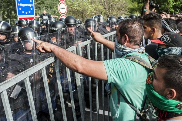 Σκηνές πολέμου στα σύνορα της Ουγγαρίας - Στρατιωτικά οχήματα με πολυβόλα αναπτύσσονται στην περιοχή