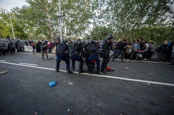 Κατακραυγή από τον ΟΗΕ για την Ουγγαρία - Και παιδιά ανάμεσα στους τραυματισμένους πρόσφυγες στα σύνορα