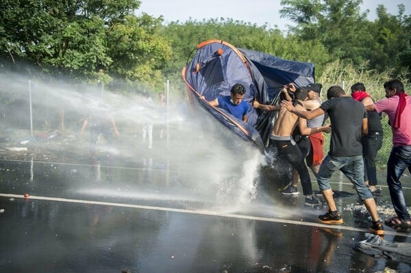 Κατακραυγή από τον ΟΗΕ για την Ουγγαρία - Και παιδιά ανάμεσα στους τραυματισμένους πρόσφυγες στα σύνορα