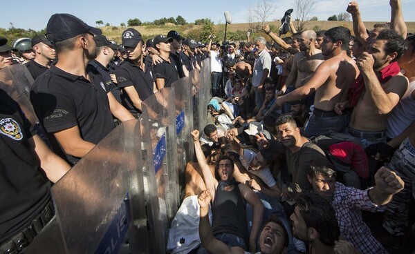 Ένταση και συμπλοκές στην Αδριανούπολη όπου παραμένουν χιλιάδες μετανάστες