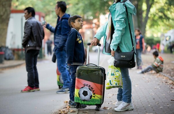 Οι πρόσφυγες συρρέουν στη Γερμανία αλλά οι ντόπιοι δεν τους καλοδέχονται πάντα