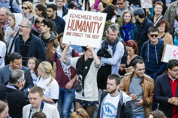 Χιλιάδες άνθρωποι διαδήλωσαν στις Βρυξέλλες υπέρ της καλύτερης μεταχείρισης σε πρόσφυγες και μετανάστες