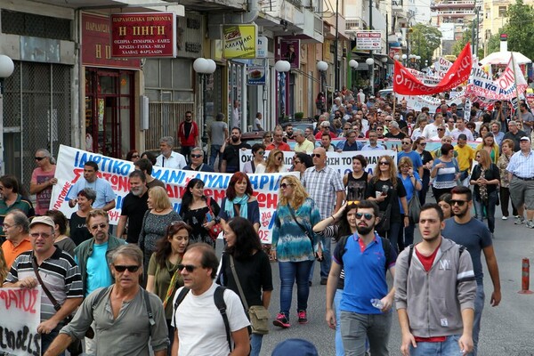 Ο Λαφαζάνης στην πρώτη γραμμή της διαδήλωσης κατά της ιδιωτικοποίησης του ΟΛΠ