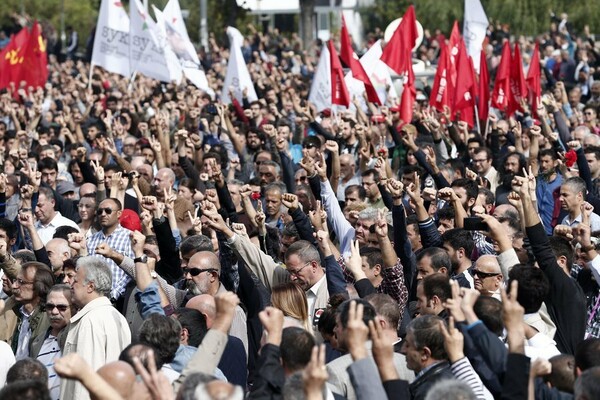 Στους δρόμους οι Τούρκοι - "Πενθούμε την ειρήνη" γράφουν οι εφημερίδες