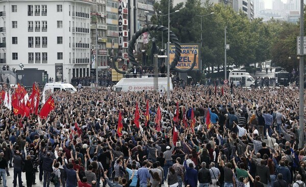 Στους δρόμους οι Τούρκοι - "Πενθούμε την ειρήνη" γράφουν οι εφημερίδες