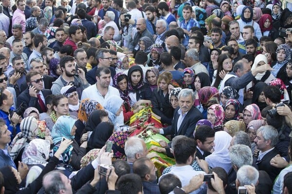 Τουρκία: Σε βαρύ κλίμα οι κηδείες των θυμάτων της βομβιστικής επίθεσης