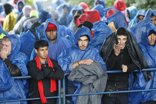 Το Ζάγκρεμπ άνοιξε τις πύλες σε χιλιάδες μετανάστες που βρίσκονταν στα σύνορα με τη Σερβία