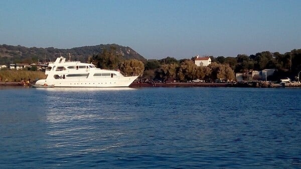 Πολυτελής θαλαμηγός μετέφερε με το αζημίωτο πάνω από 300 πρόσφυγες στη Μυτιλήνη