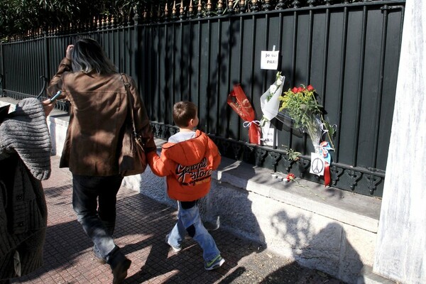 Λουλούδια και μηνύματα συμπαράστασης αφήνουν οι πολίτες στη γαλλική πρεσβεία στην Αθήνα