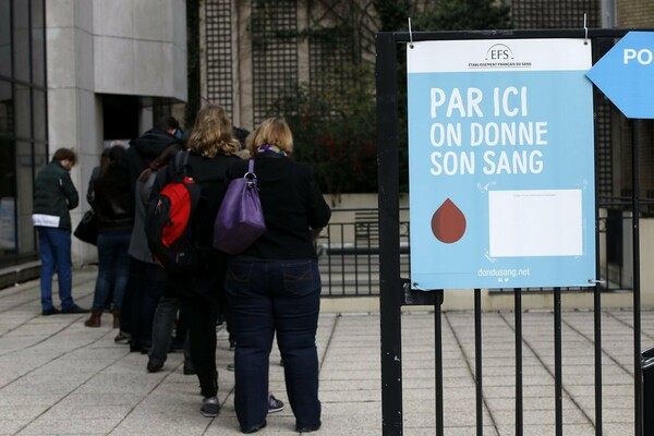 Οι Γάλλοι που έσπευσαν στα νοσοκομεία να δώσουν αίμα υπερκάλυψαν τις ανάγκες