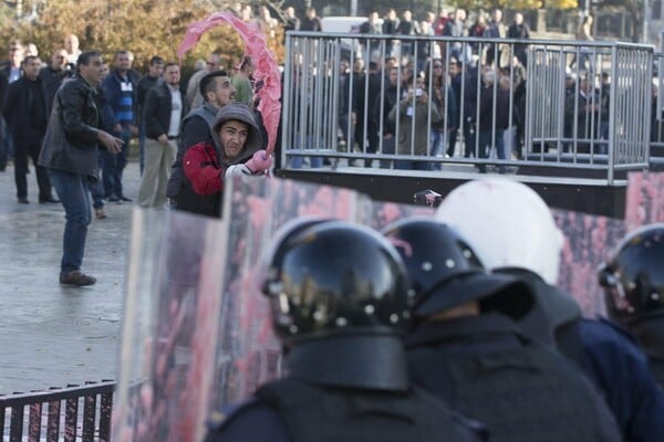 Aπίστευτες εικόνες χάους στη Βουλή του Κοσόβου - Ξύλο, σπρέι πιπεριού και δακρυγόνα