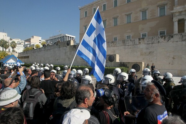 Συλλήψεις, ένταση και χημικά στο γεμάτο αγρότες Σύνταγμα -ΒΙΝΤΕΟ