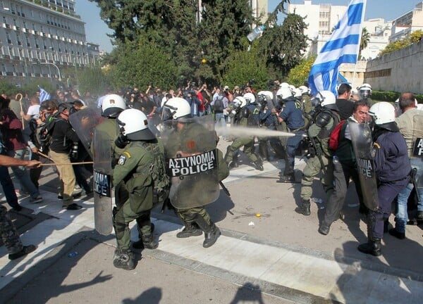 Συλλήψεις, ένταση και χημικά στο γεμάτο αγρότες Σύνταγμα -ΒΙΝΤΕΟ