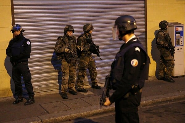 Οι αστυνομικοί στη Γαλλία πλέον θα οπλοφορούν κι εκτός υπηρεσίας