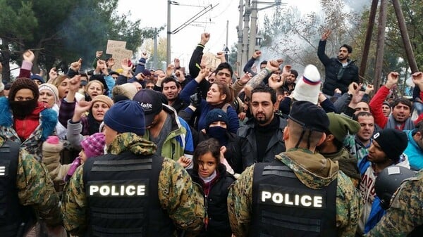 Τουλάχιστον 3.000 πρόσφυγες παραμένουν εγκλωβισμένοι στην Ειδομένη