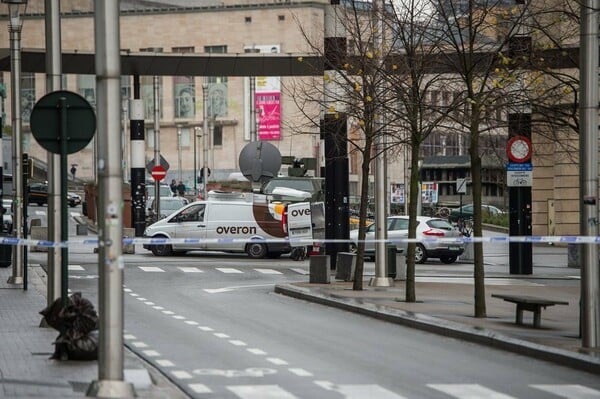 Περισσότερες δυνάμεις ασφαλείας, κλειστά μετρό, σχολεία και καταστήματα φέρνει το αύριο στις Βρυξέλλες